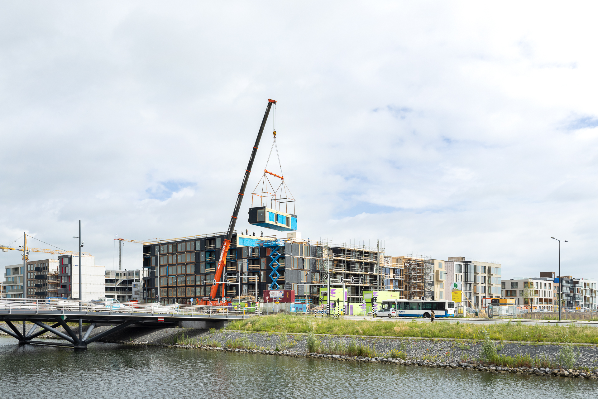 Installation of prefabricated timber modules for the Juf Nienke sustainable housing complex in Amsterdam.