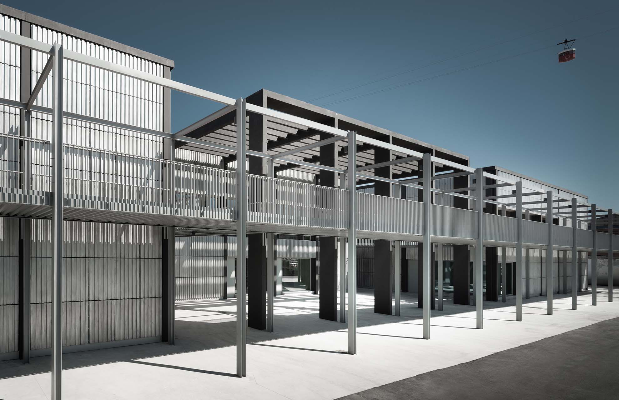 Elevated walkway giving visitor access to the Fish Market, part of an environmentally friendly architecture promoting openness and functionality.