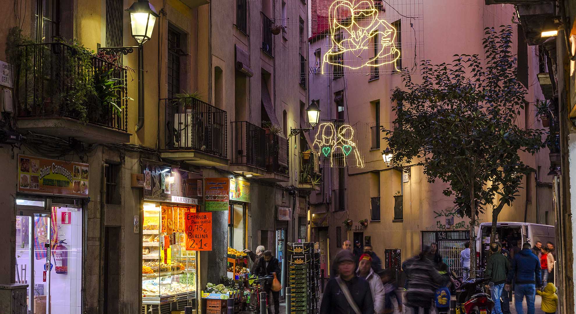 Vecinos del Raval y su participación en la iluminación navideña del barrio.