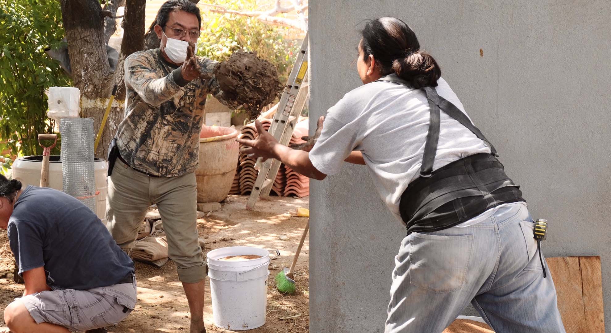 Personas trabando en proyecto de arquitectura social en Ixtepec