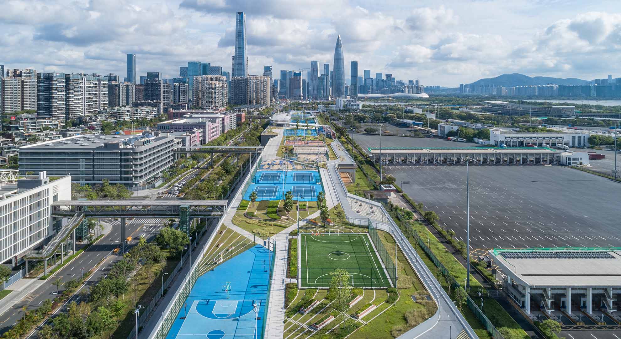 Infraestructura pública bien integrada en el entorno en China.