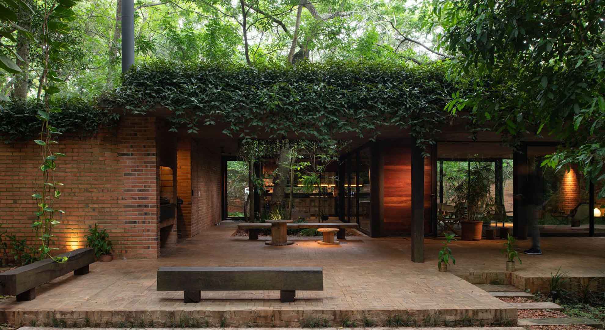 La naturaleza dialoga con la arquitectura en esta construcción.