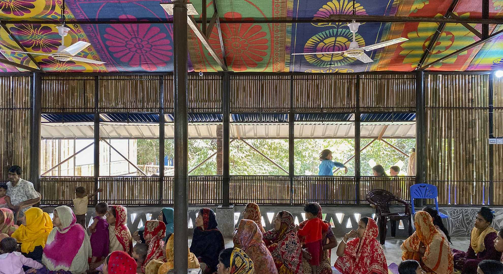 mujeres reunidas en el centro de acogida Comunitario Hindupara