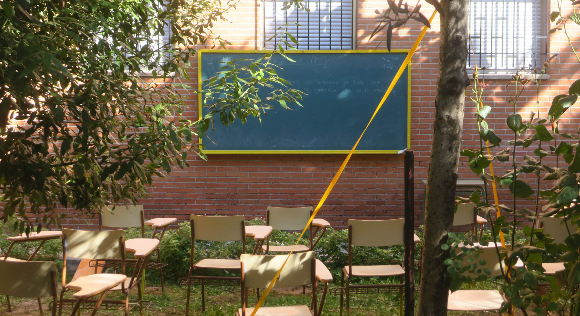 Aula educativa en un patio de colegio.
