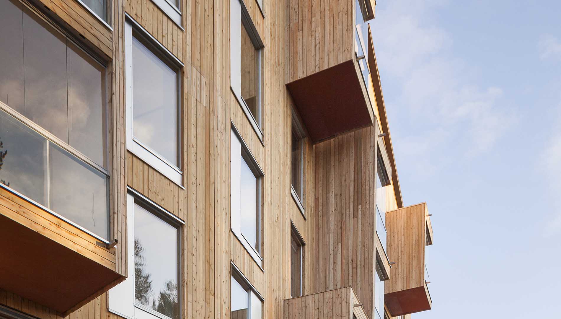 Un bloque de viviendas de Finlandia con fachada en madera.