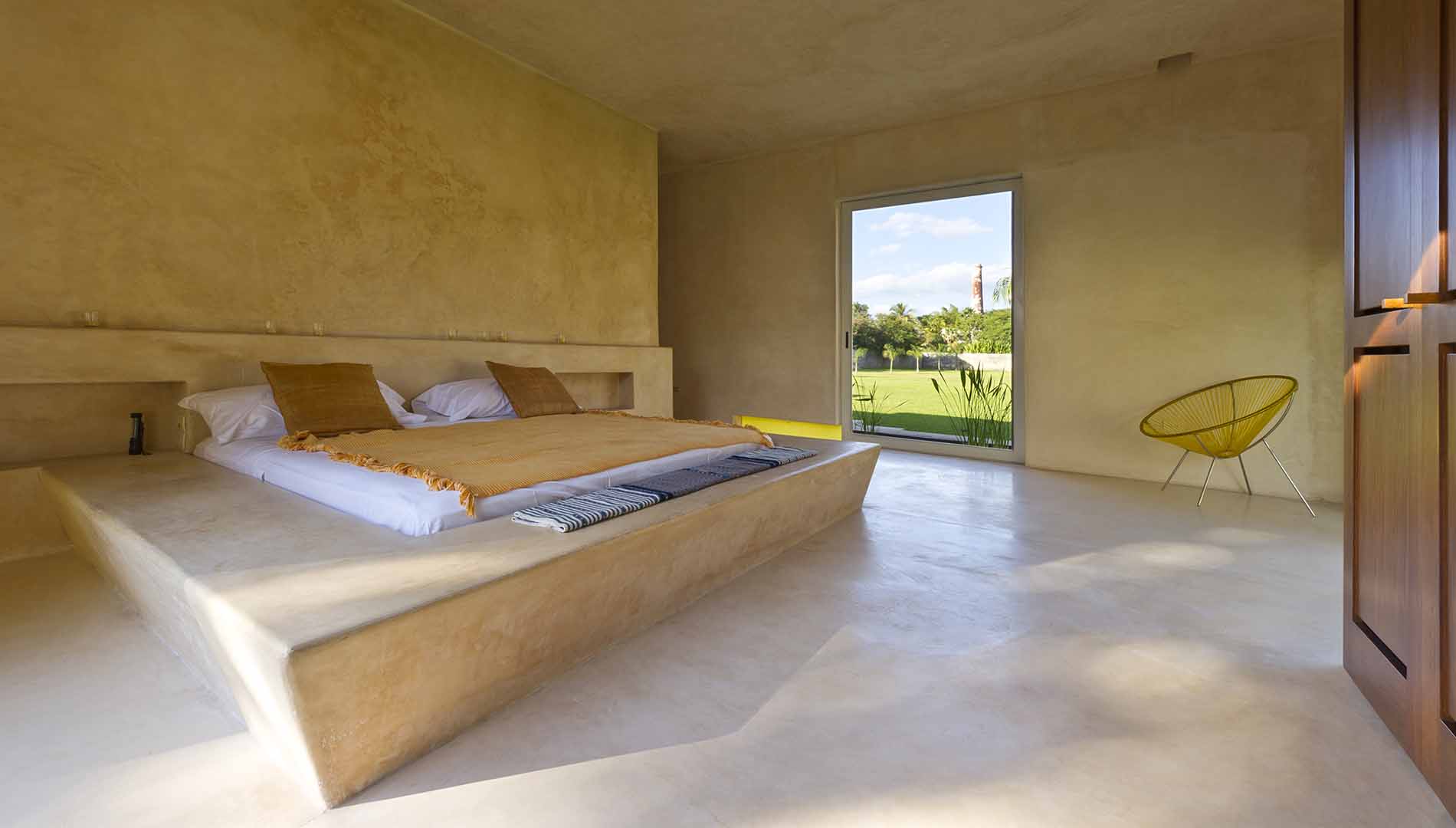 The restoration of the house includes the restoration of this modern interior with Chukum stucco, in which the connection with nature is sensed.