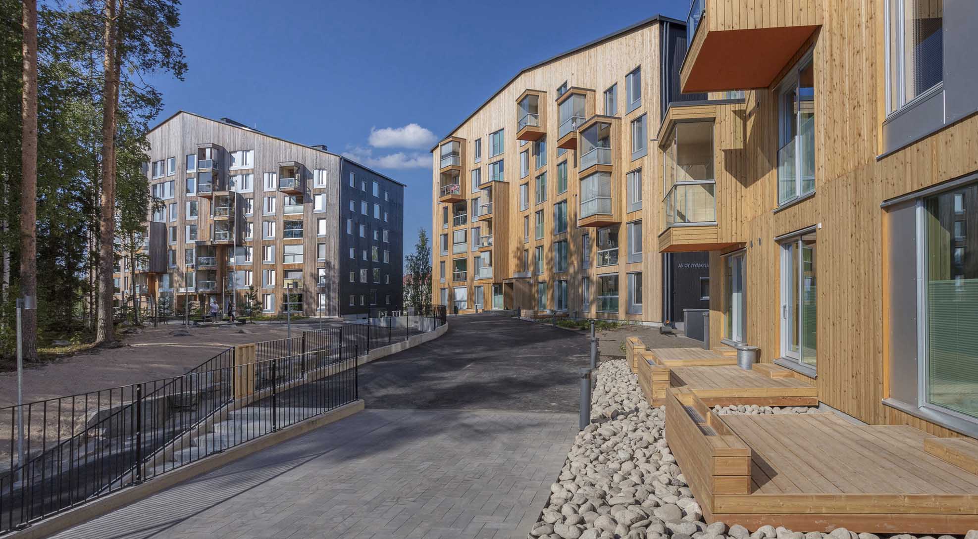 La madera también se usa en los patios interiores de esta vivienda.