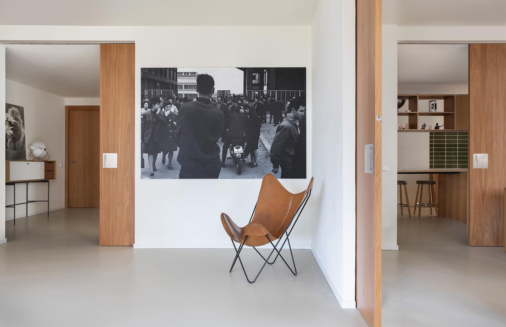 Minimalist interior with wooden accents and mid-century references, featuring a careful balance between modern design and building materials.