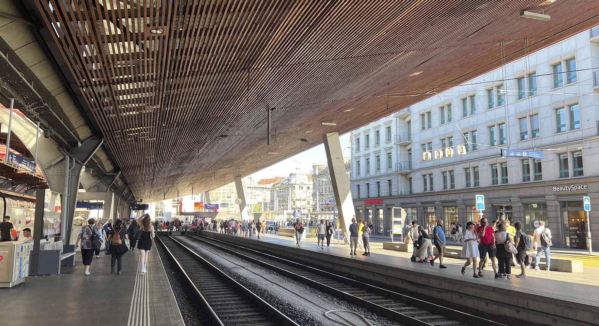 Zurich Central Station. Public transportation system example. Photo © Francisco Alaniz Uribe