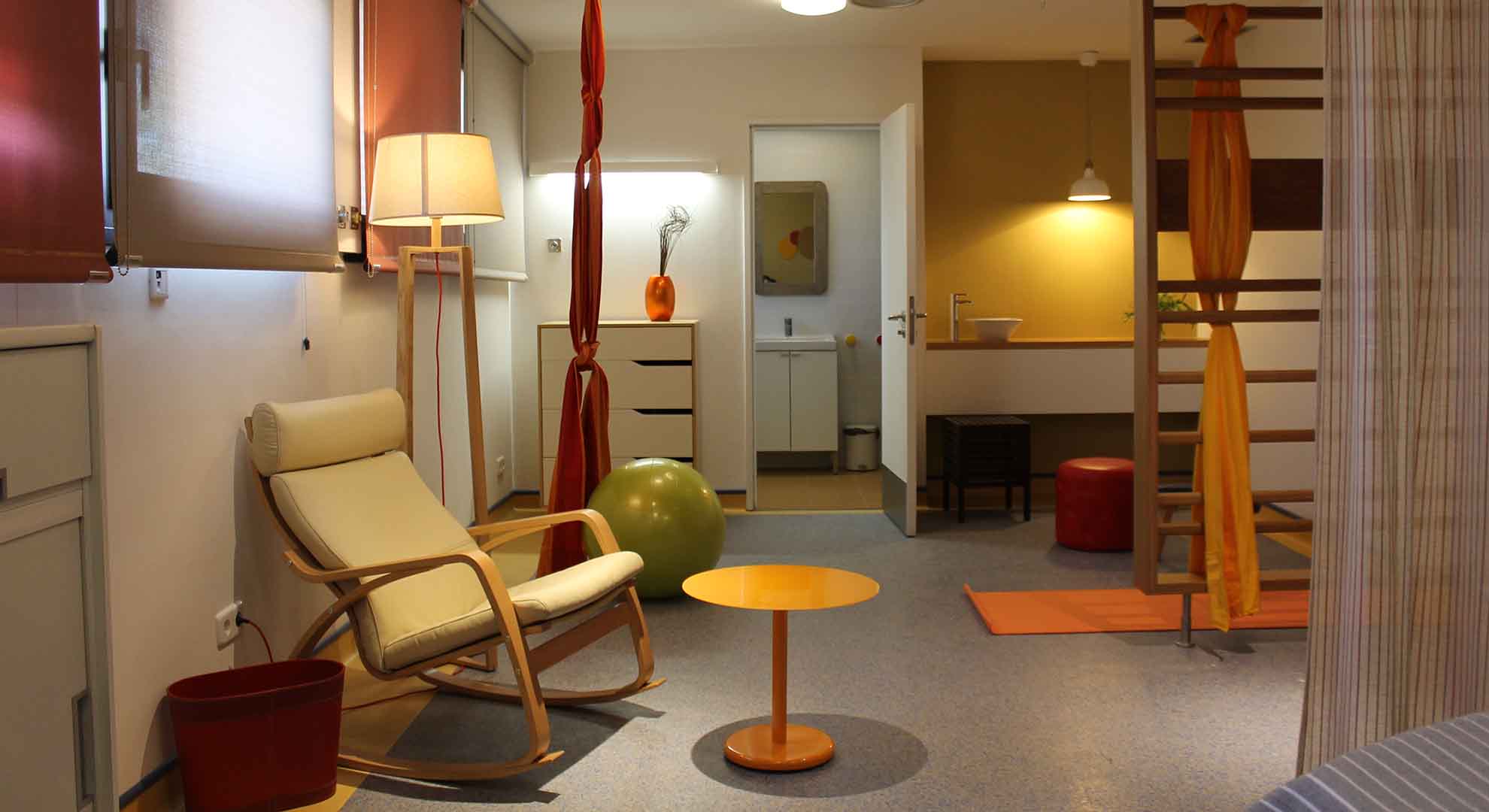 Maternity room in the University Hospital of Getafe in Madrid, Spain, designed by Parra-Müller Arquitectura de Maternidades. Photo © Parra-Müller Arquitectura de Maternidades