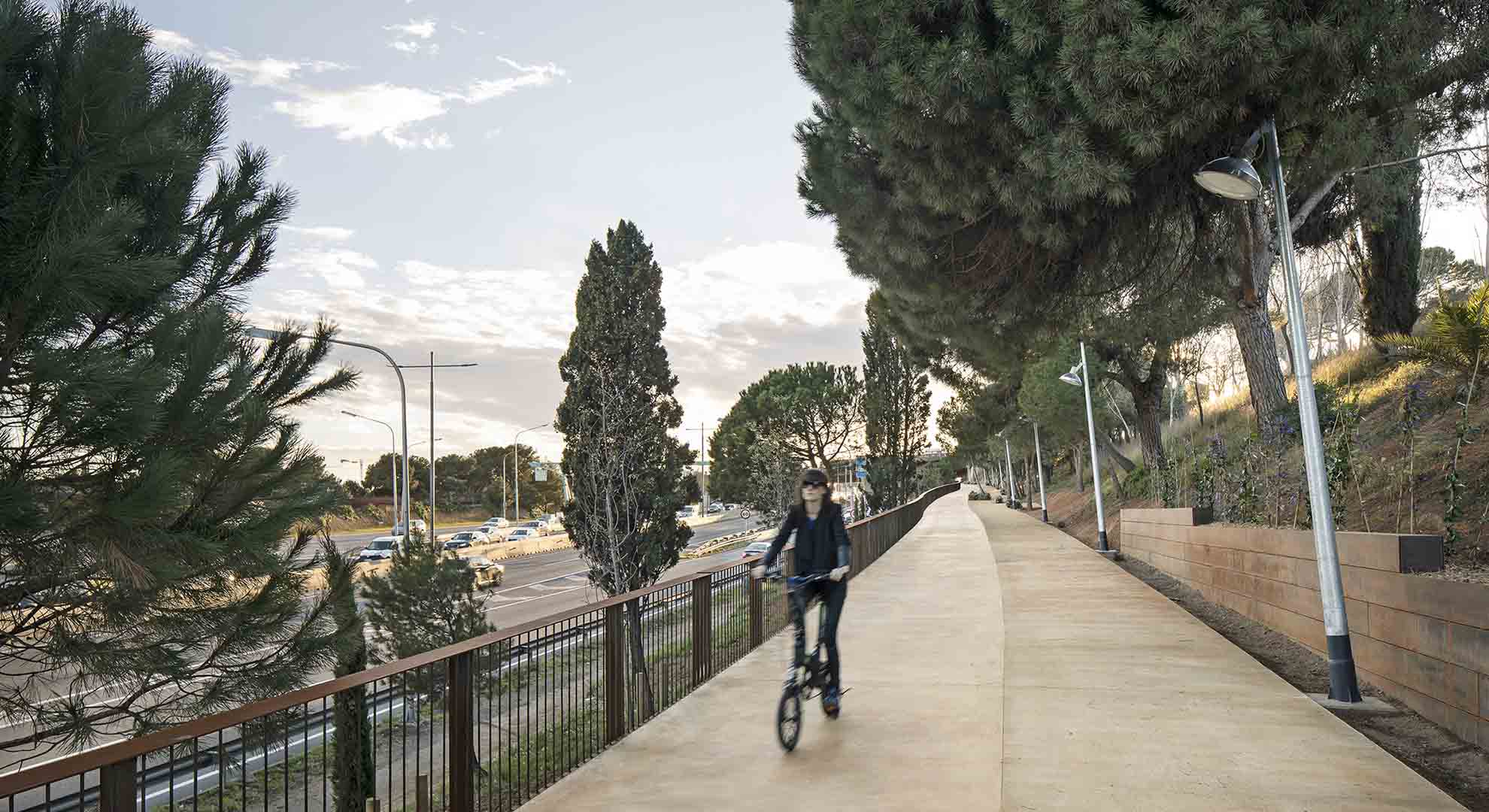 Bicivia 7 bike path in Barcelona by Batlle & Roig Arquitectes; Image by Jordi Surroca