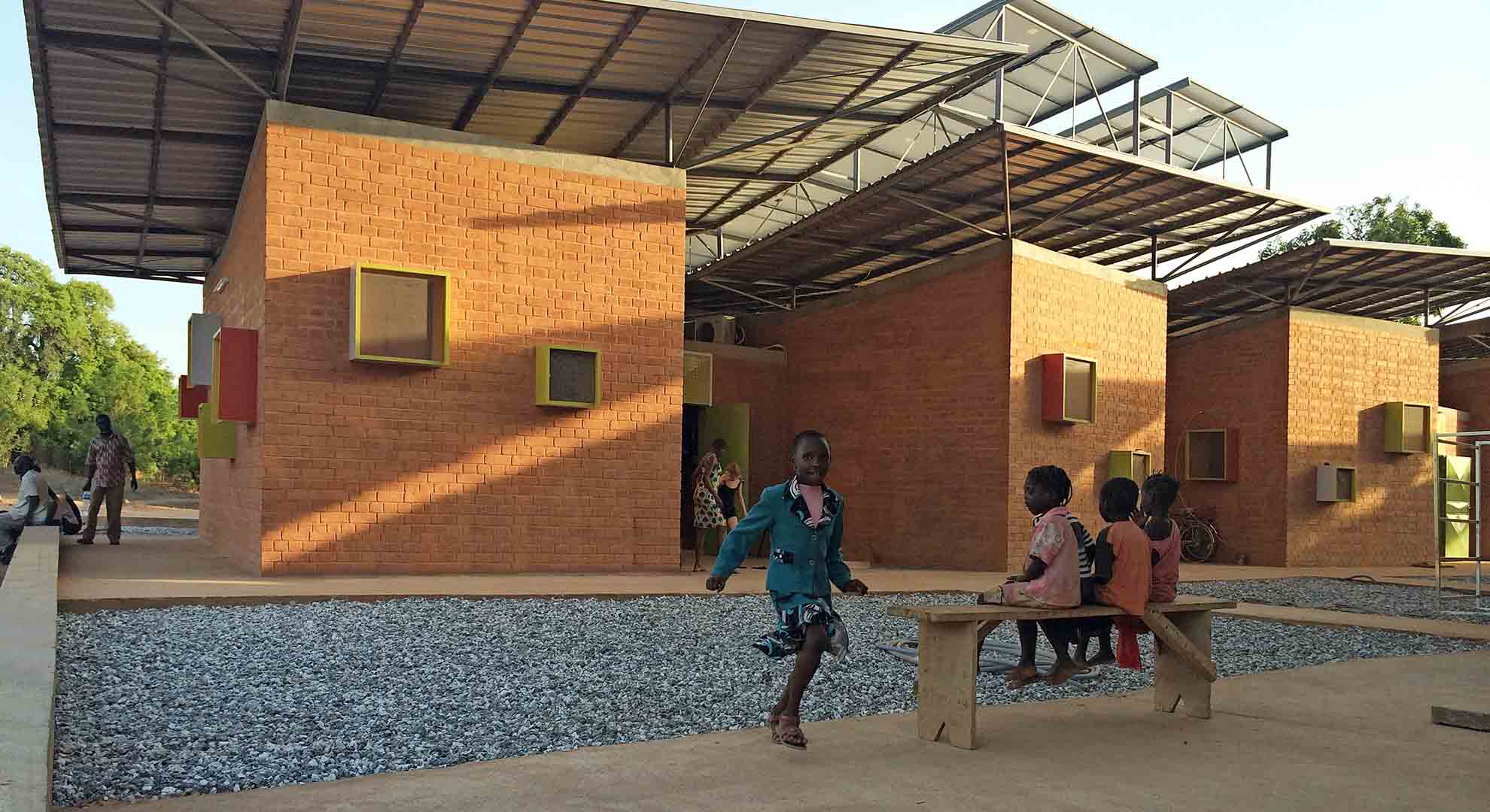 Centro de Salud de Léo, diseñado por Francis Kéré. Foto © Francis Kéré.
