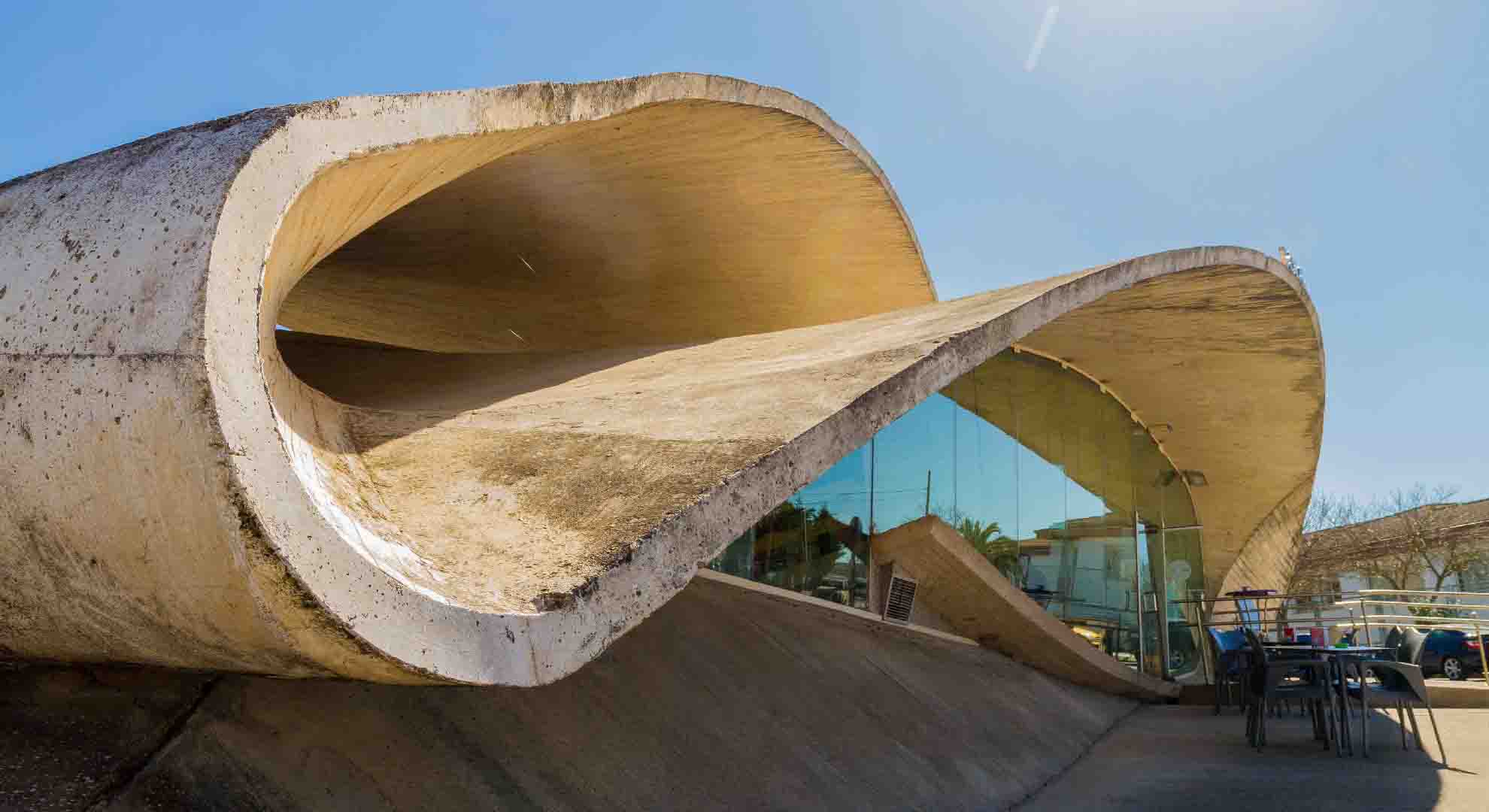 Estación de autobuses del arquitecto Justo García Rubio en la población extremeña de Casar de Cáceres