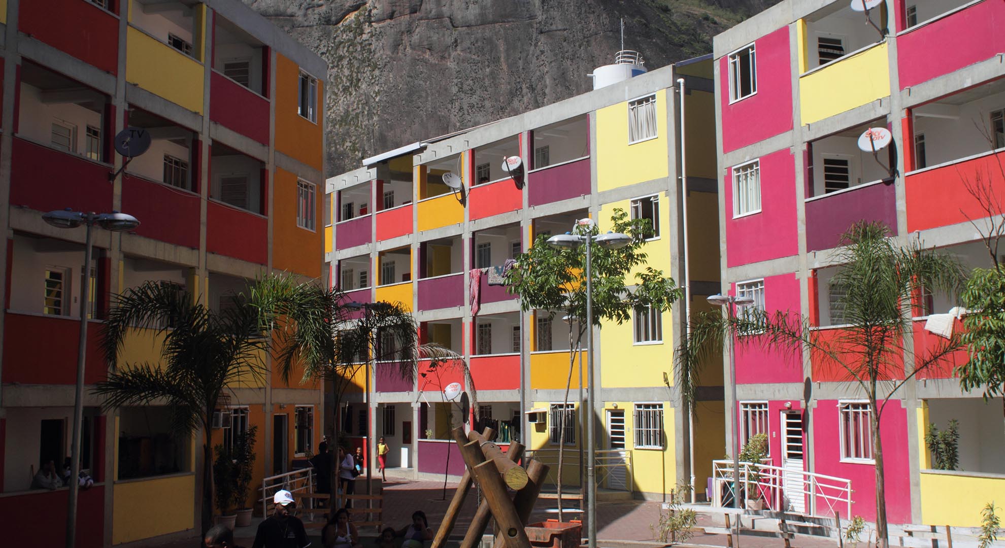 El uso de color en el Núcleo Habitacional Rocinha, Río de Janeiro. Foto © Gabriel Jáuregui.